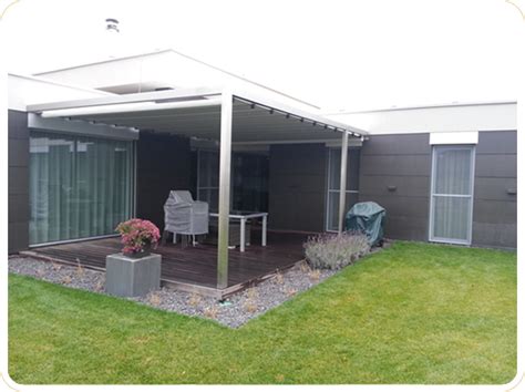 Ilustračná fotografia rôznych možností tienenia balkóna a záhrady