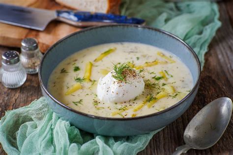 Detailné fotografie zrelých a mladých fazuľových strukov pripravených na zber