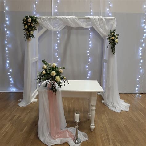 svadobná výzdoba kostola s bielymi kvetmi a stuhami