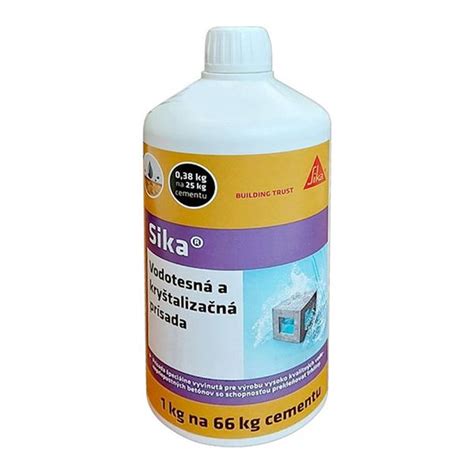 fotografia rôznych foriem horkej soli (kryštalická, granulovaná, tekutá)