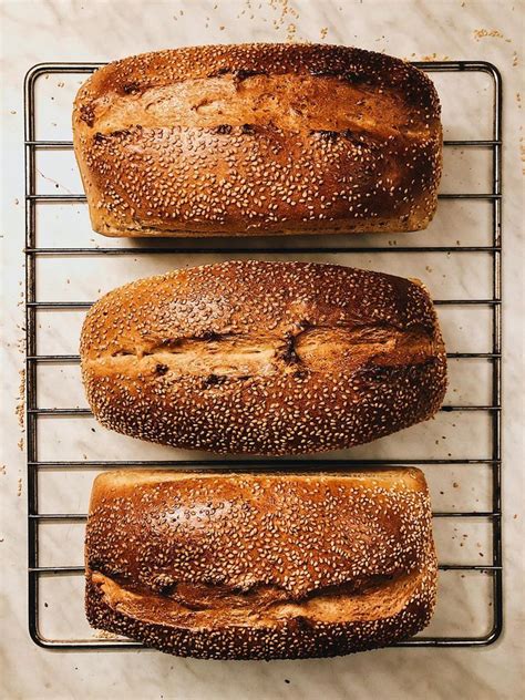 rôzne kulinárske výrobky zo sezamu (chlieb, tahini, halva)