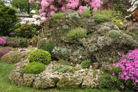 Ukážka skalky s bohato kvitnúcim floxom šidlolistým v kombinácii s inými skalničkami.