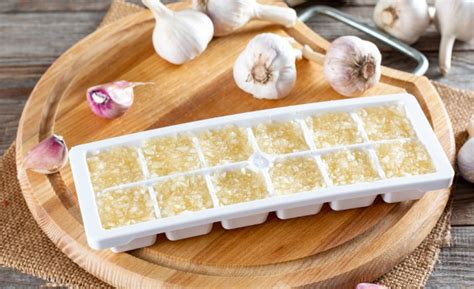 Koláž rôznych foriem uskladneného cesnaku: v copoch, v soli, v oleji, mrazený