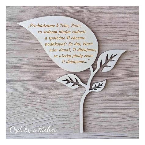 Detailný záber na zdravý list africkej fialky, s textom o správnej zálievke.