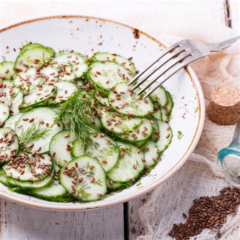 koláž rôznych jedál s pridanými ľanovými semienkami - smoothie, pečivo, šalát