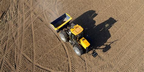 koláž zobrazujúca rôzne fázy vývoja poľnohospodárstva - od ručného obrábania pôdy po moderné stroje