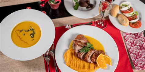 ilustrácia stredovekej hostiny s mnohými chodmi a zdobenými pokrmami