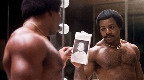 Apollo Creed s úsmevom pred svojim prvým zápasom s Rockym Balboom