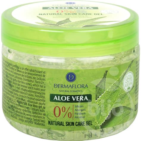 Koláž zobrazujúca rôzne produkty z aloe vera: gél, nápoj, kozmetika