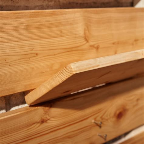 Schéma porovnania funkcií drviča (jemná drvina) a štiepkovača (väčšie kusy dreva)