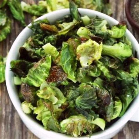 Detail poškodeného listu ružičkového kelu škodcami