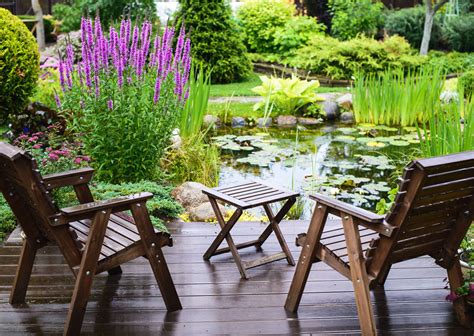 Záhrada s jazierkom a elegantným dreveným mostíkom