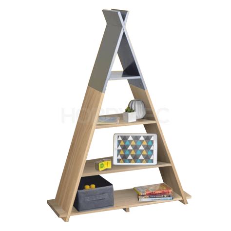 fotografia moderného záhradného domčeka v tvare pyramídy