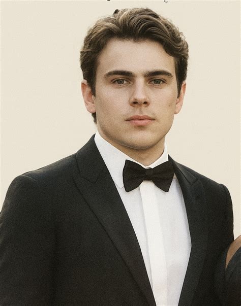 Ilustrácia znázorňujúca rozdiel medzi jemnou drťou z drviča a hrubšími štiepkami zo štiepkovača.