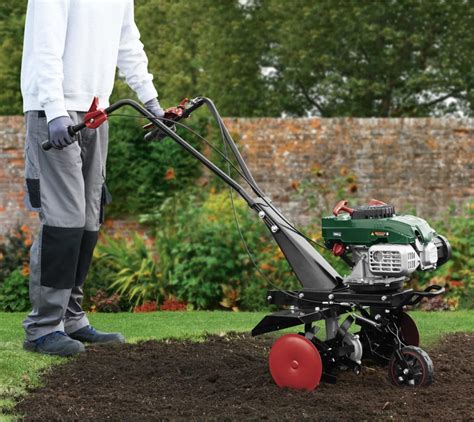 Ilustračná fotografia záhradného elektrického kultivátora v akcii
