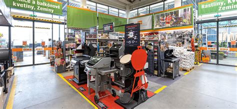 Rozsiahla expozícia rastlín, kvetov a záhradnej techniky v záhradnom centre