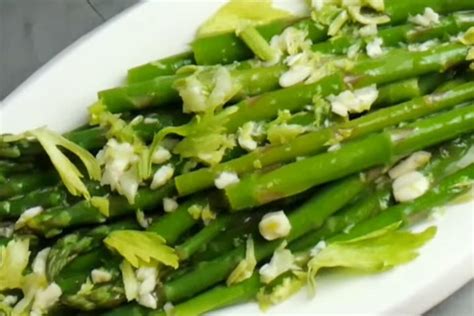 Detailná fotografia špargľovníka obyčajného na rastline špargle