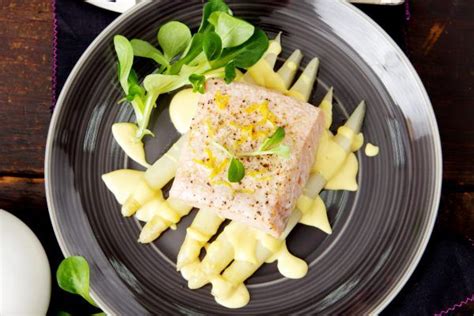 Taniere s pripravenou špargľou a holandskou omáčkou