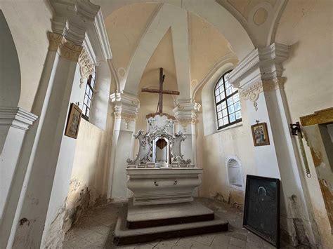 Ilustrácia zajacej samice s mláďatami v brlohu.