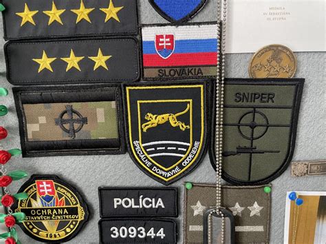 Ilustrácia rôznych kariérnych dráh v The Sims 3, zobrazujúca Sima v uniformách policajta, lekára a biznismena.