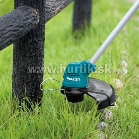 Schéma znázorňujúca nastavenie teleskopickej rukoväte a otočnej reznej hlavy vyžínača