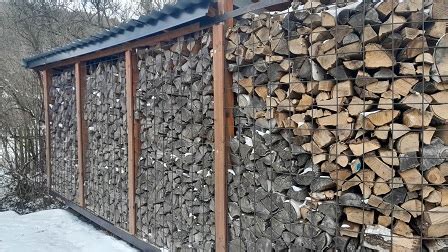 detail inštalácie kari siete na drevené koly s drôteným upevnením