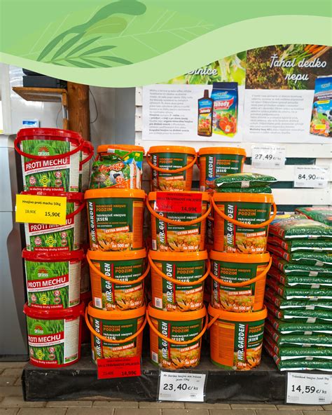 Ilustračná fotografia rôznych typov hnojív na trávnik v záhradnom centre