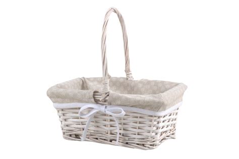 Prútený košík s rôznymi bylinkami na terase.