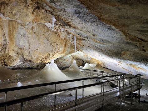 fotografia záhadných lebiek nájdených v ruskej jaskyni