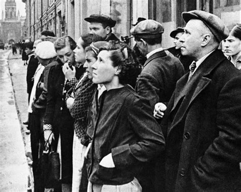 umenie emblému nacistického inštitútu Ahnenerbe na kufríku