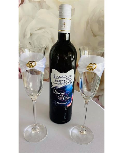 ukážka dizajnových etikiet na mieru aplikovaných na sklenených fľašiach