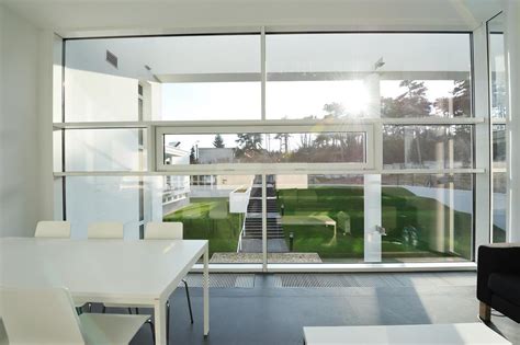 fotografia modernej degustačnej miestnosti s presklenou stenou a výhľadom do vinice