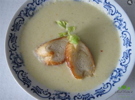 Fotografia krémovej polievky zo stonkového zeleru