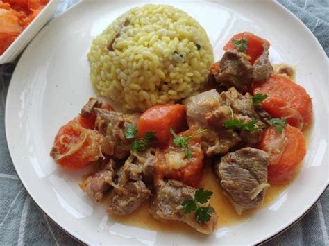 Ilustrácia ragú z bravčového mäsa s mrkvou a zelerom