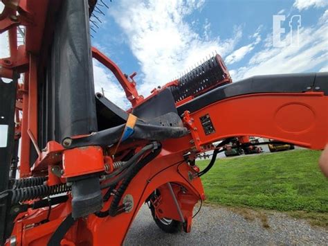 Detail pásového zhrňovača KUHN MERGE MAXX 950