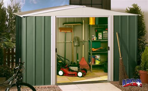 Ilustračná fotografia záhradného domčeka Arrow Dresden 108 v zeleno-bielej farbe