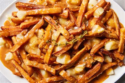 poutine s gravy a syrovými kúskami