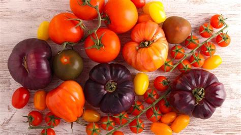 Koláž rôznych farebných odrôd malín (červené, žlté, čierne)