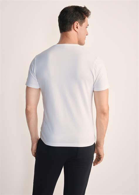 Schéma rôznych strihov pánskych tričiek: slim, regular, loose a oversize