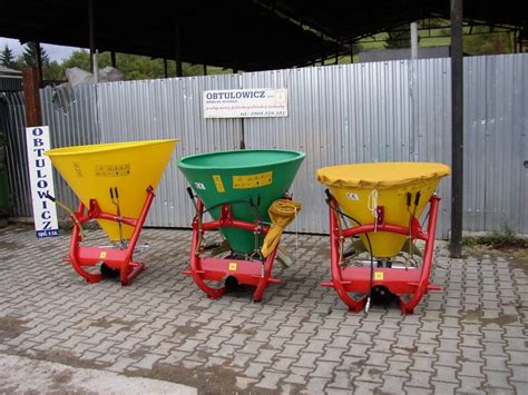 Ilustračná fotografia rôznych typov rozmetadiel umelých hnojív