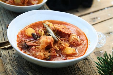 Nádherne pripravená vianočná kapustnica s rôznymi ingredienciami.
