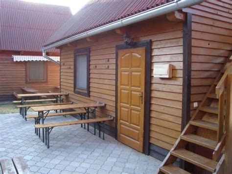 pohľad na exteriér reštaurácie Jazmín s terasou v areáli kúpaliska