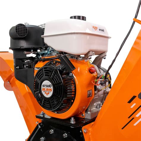 Detailný pohľad na benzínový drvič RURIS ST 500, vrátane motora a rezného mechanizmu.