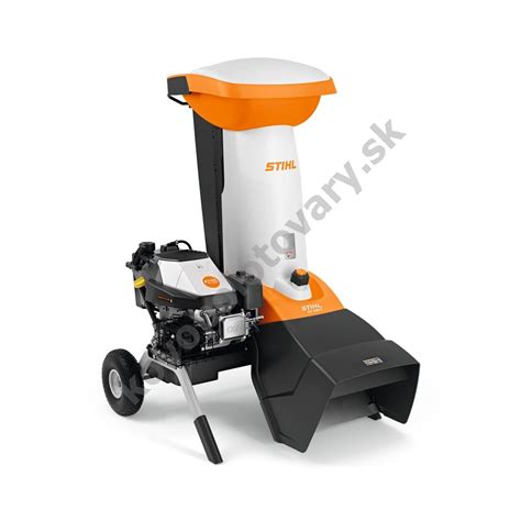 Benzínový drvič STIHL GH 460 C v prevádzke, zobrazujúci jeho robustnú konštrukciu a veľké kolesá.