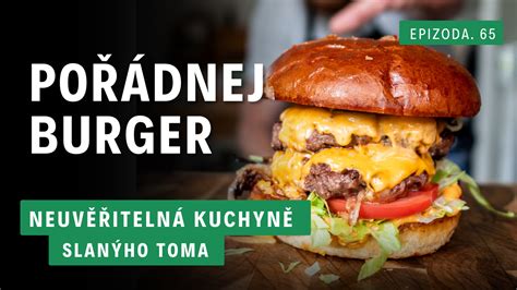 Tematické foto balkóna s rôznymi črepníkmi s čerstvou zeleninou a bylinkami, pôsobiace lákavo a sviežo.