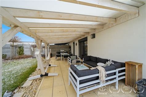 Ilustračná fotografia záhradného domčeka s prestrešenou terasou a krbom