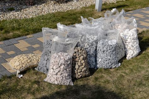 Tematické foto: rozmanité okrasné kamene rôznych farieb a veľkostí