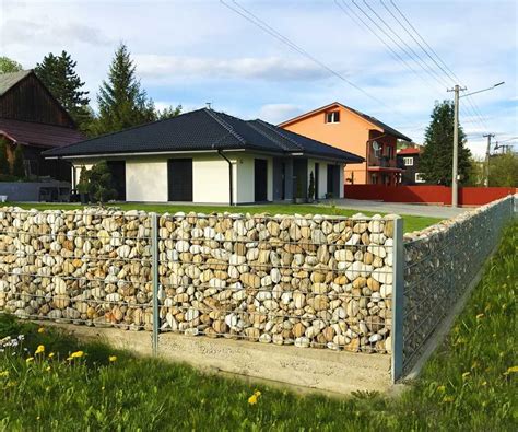Fotografia: gabiónový múr alebo plot v záhrade