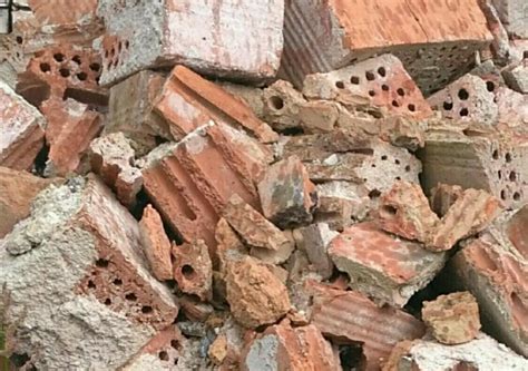 ilustračné foto: hromada drobného stavebného odpadu (tehly, dosky, omietka)