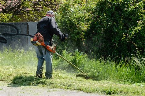 Zamestnanci Strediska verejnej zelene pri práci (napr. kosenie alebo polievanie)